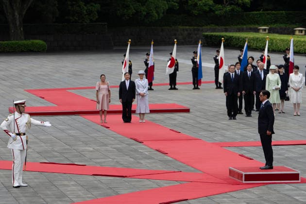 May 27, 2026, Tokyo, Japan: Philippine President Ferdinand Marcos Jr. (R) inspects a guard of honor as his his wife First Lady Liza Araneta Marcos (2L), Japan s Emperor Naruhito (C) and Empress Masako (center R) look on at the Royal Palace during a state visit in Tokyo on May 27, 2026. Tokyo Japan - ZUMAz114 20260527_zih_z114_026 Copyright: xPOOLx