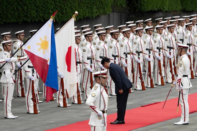 May 27, 2026, Tokyo, Japan: Philippine President Ferdinand Marcos Jr. bows as he inspects a guard of honor at the Royal Palace during a state visit in Tokyo on May 27, 2026. Tokyo Japan - ZUMAz114 20260527_zih_z114_028 Copyright: xPOOLx