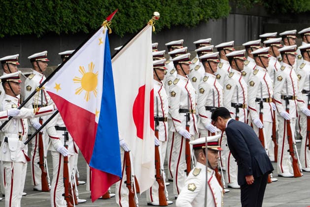 May 27, 2026, Tokyo, Japan: Philippine President Ferdinand Marcos Jr. bows as he inspects a guard of honor at the Royal Palace during a state visit in Tokyo on May 27, 2026. Tokyo Japan - ZUMAz114 20260527_zih_z114_029 Copyright: xPOOLx