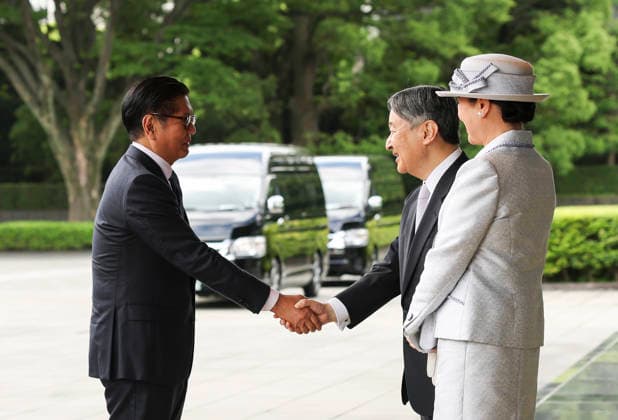 May 27, 2026, Tokyo, Japan: Japan s Emperor Naruhito and Empress Masako welcome Philippine President Ferdinand Marcos Jr. and his wife Liza Araneta Marcos upon their arrival for a welcome ceremony at the Imperial Palace in Tokyo, Japan, May 27, 2026. Tokyo Japan - ZUMAz114 20260527_zih_z114_031 Copyright: xPOOLx