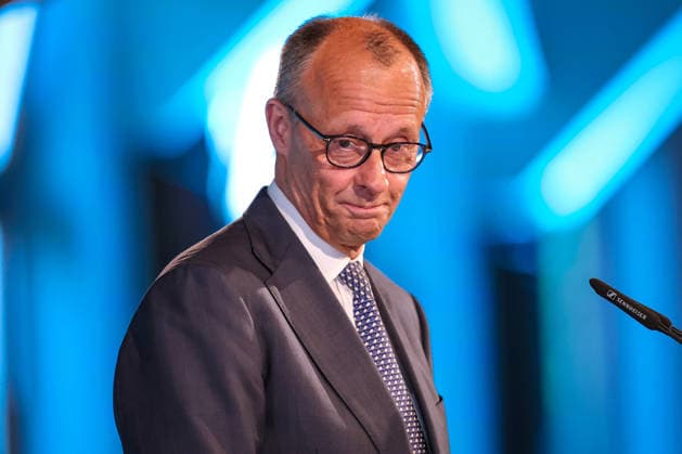 27.05.2026, Politik, Bundeskanzler Friedrich Merz (CDU) bei seiner Rede auf der Bühne zu Gast als Festredner beim Festakt in der Schützenhalle Hüsten bei Arnsberg. 80 Jahre Neheim-Hüstener Programm. Nordrhein-Westfalen Deutschland *** 27 05 2026, Politics, Federal Chancellor Friedrich Merz CDU during his speech on stage as guest speaker at the ceremony in the Schützenhalle Hüsten near Arnsberg 80 years Neheim Hüstener program North Rhine-Westphalia Germany