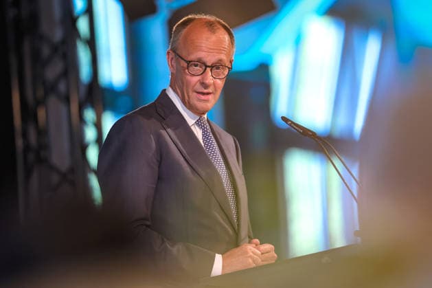 27.05.2026, Politik, Bundeskanzler Friedrich Merz (CDU) bei seiner Rede auf der Bühne zu Gast als Festredner beim Festakt in der Schützenhalle Hüsten bei Arnsberg. 80 Jahre Neheim-Hüstener Programm. Nordrhein-Westfalen Deutschland *** 27 05 2026, Politics, Federal Chancellor Friedrich Merz CDU during his speech on stage as guest speaker at the ceremony in the Schützenhalle Hüsten near Arnsberg 80 years Neheim Hüstener program North Rhine-Westphalia Germany