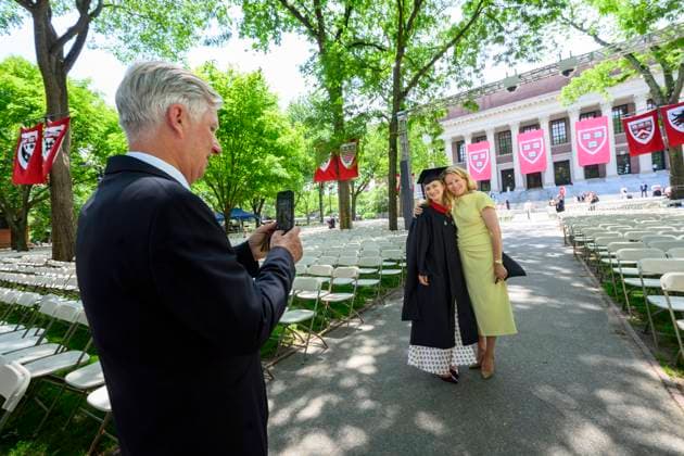 Entertainment Bilder des Tages #2 Belgian Royals Attend Harvard Class of 26 Graduation BOSTON, UNITED STATES OF AMERICA - MAY 27: King Philippe of Belgium, Queen Mathilde and Princess Elisabeth pictured during a photo opportunity after the graduation ceremony of their eldest daughter and heiress to the throne on May 27, 2026 in Boston, United States of America, 27 05 2026 Boston United States of America  Copyright: xPhilipxReynaersx