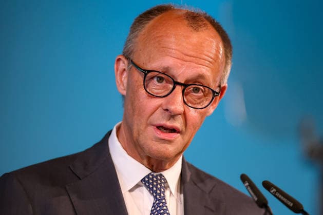 27.05.2026, Politik, Bundeskanzler Friedrich Merz (CDU) bei seiner Rede auf der Bühne zu Gast als Festredner beim Festakt in der Schützenhalle Hüsten bei Arnsberg. 80 Jahre Neheim-Hüstener Programm. Nordrhein-Westfalen Deutschland *** 27 05 2026, Politics, Federal Chancellor Friedrich Merz CDU during his speech on stage as guest speaker at the ceremony in the Schützenhalle Hüsten near Arnsberg 80 years Neheim Hüstener program North Rhine-Westphalia Germany