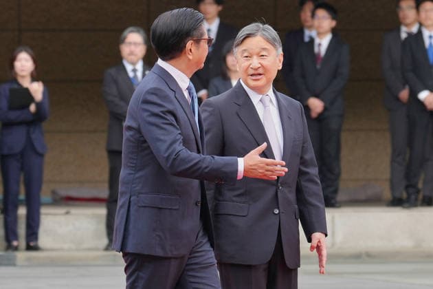 May 27, 2026, Tokyo, Japan: Japanese Emperor Naruhito and Philippine President Ferdinand Marcos Jr., walk together during a welcome ceremony at the Imperial Palace in Tokyo, Wednesday, May 27, 2026. Tokyo Japan - ZUMAz114 20260527_zih_z114_038 Copyright: xPOOLx