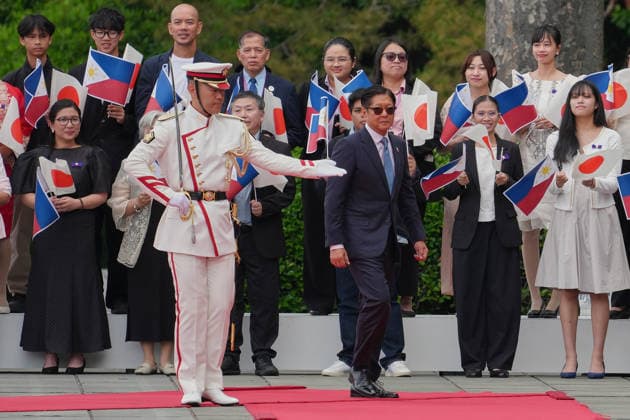May 27, 2026, Tokyo, Japan: Philippine President Ferdinand Marcos Jr., reviews an honor guard during a welcome ceremony at the Imperial Palace in Tokyo, Wednesday, May 27, 2026. Tokyo Japan - ZUMAz114 20260527_zih_z114_044 Copyright: xPOOLx
