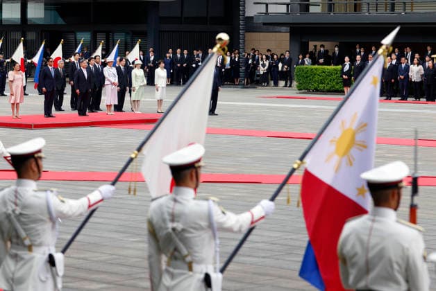 May 27, 2026, Tokyo, Japan: Philippine First Lady Liza Araneta Marcos (L), Philippine President Ferdinand Marcos Jr. (2-L), Japanese Emperor Naruhito (3-L) and Empress Masako (4-L) attend a welcome ceremony with Japan s Prime Minister Sanae Takaichi (R) at the Imperial Palace in Tokyo, Japan, 27 May 2026. Philippine President Ferdinand Marcos Jr. is currently on a state visit to Japan from 26 to 29 May 2026. Tokyo Japan - ZUMAz114 20260527_zih_z114_052 Copyright: xPOOLx