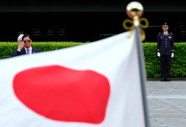 May 27, 2026, Tokyo, Japan: Philippine President Ferdinand Marcos Jr. (L) salutes before inspecting a guard of honour at the Imperial Palace in Tokyo, Japan, 27 May 2026. Philippine President Ferdinand Marcos Jr. is currently on a state visit to Japan from 26 to 29 May 2026. Tokyo Japan - ZUMAz114 20260527_zih_z114_053 Copyright: xPOOLx
