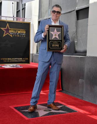 Entertainment Bilder des Tages #2 Comedy, actor, radio personality and television host Adam Corolla holds a replica plaque as he stands on his star during an unveiling ceremony honoring him with the 2,846th star on the Hollywood Walk of Fame in Los Angeles on Wednesday, May 27, 2026.  LAP2026052707 JIMxRUYMEN