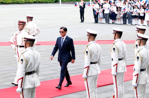 May 27, 2026, Tokyo, Japan: Philippine President Ferdinand Marcos Jr. (C) inspects a guard of honour at the Imperial Palace in Tokyo, Japan, 27 May 2026. Philippine President Ferdinand Marcos Jr. is currently on a state visit to Japan from 26 to 29 May 2026. Tokyo Japan - ZUMAz114 20260527_zih_z114_056 Copyright: xPOOLx