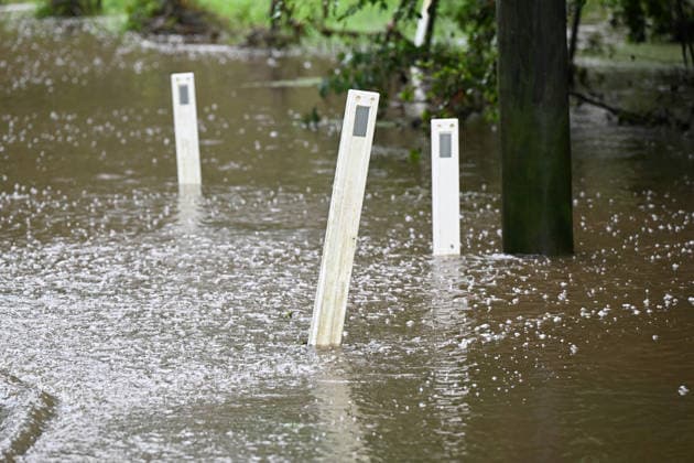 BRISBANE WEATHER, Flooding is seen across Molle Road in the suburb of Ransome in Brisbane, Thursday, May 28, 2026. South-East Queensland residents have been warned to expect heavy rain, thunderstorms and flash flooding during Thursday. ( NO ARCHIVING BRISBANE QUEENSLAND AUSTRALIA  Copyright: xDARRENxENGLANDx 20260528135273483281