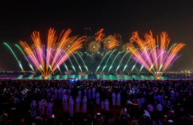 Eid Al-Adha celebrations 2026 in Doha, Qatar - 27 MAY 2026. Fireworks seen displayed during Eid al-Adha celebrations marking the first day of the Muslim festival of Eid al-Adha at Katara Cultural Village. Muslims around the world celebrate Eid al-Adha, one of IslamÕs most important holidays, which commemorates Prophet AbrahamÕs willingness to sacrifice his son in obedience to God Doha Qatar Copyright: xNoushadxVariyattiyakkalx xSOPAxImagesx NVRITYAKAL-016