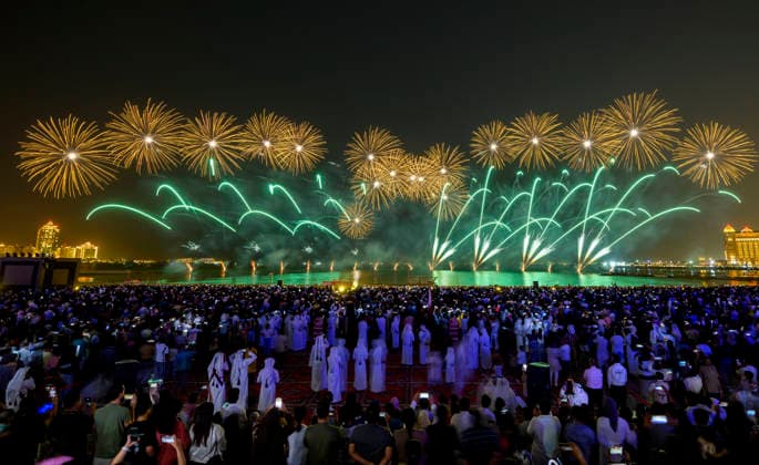 Eid Al-Adha celebrations 2026 in Doha, Qatar - 27 MAY 2026. Fireworks seen displayed during Eid al-Adha celebrations marking the first day of the Muslim festival of Eid al-Adha at Katara Cultural Village. Muslims around the world celebrate Eid al-Adha, one of IslamÕs most important holidays, which commemorates Prophet AbrahamÕs willingness to sacrifice his son in obedience to God Doha Qatar Copyright: xNoushadxVariyattiyakkalx xSOPAxImagesx NVRITYAKAL-017
