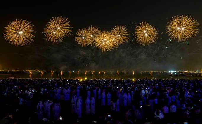 Eid Al-Adha celebrations 2026 in Doha, Qatar - 27 MAY 2026. Fireworks seen displayed during Eid al-Adha celebrations marking the first day of the Muslim festival of Eid al-Adha at Katara Cultural Village. Muslims around the world celebrate Eid al-Adha, one of IslamÕs most important holidays, which commemorates Prophet AbrahamÕs willingness to sacrifice his son in obedience to God Doha Qatar Copyright: xNoushadxVariyattiyakkalx xSOPAxImagesx NVRITYAKAL-018