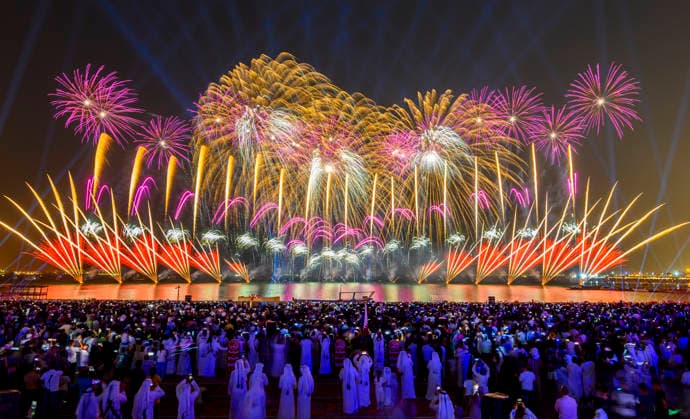 News Bilder des Tages #2 Eid Al-Adha celebrations 2026 in Doha, Qatar - 27 MAY 2026. Fireworks seen displayed during Eid al-Adha celebrations marking the first day of the Muslim festival of Eid al-Adha at Katara Cultural Village. Muslims around the world celebrate Eid al-Adha, one of IslamÕs most important holidays, which commemorates Prophet AbrahamÕs willingness to sacrifice his son in obedience to God Doha Qatar Copyright: xNoushadxVariyattiyakkalx xSOPAxImagesx NVRITYAKAL-020