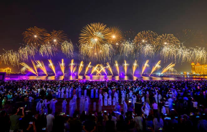 Eid Al-Adha celebrations 2026 in Doha, Qatar - 27 MAY 2026. Fireworks seen displayed during Eid al-Adha celebrations marking the first day of the Muslim festival of Eid al-Adha at Katara Cultural Village. Muslims around the world celebrate Eid al-Adha, one of IslamÕs most important holidays, which commemorates Prophet AbrahamÕs willingness to sacrifice his son in obedience to God Doha Qatar Copyright: xNoushadxVariyattiyakkalx xSOPAxImagesx NVRITYAKAL-022