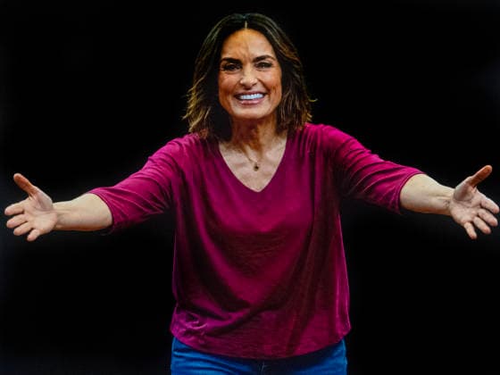 May 27, 2026, New York City, New York, USA: Mariska Hargitay takes her bows during the matinee performance of her one woman play Ã¢â‚¬oeEvery Brilliant ThingÃ¢â‚¬Â at the Hudson Theater in NYC on 27 May 2026. This is her first time on Broadway and it opened last night. Daniel Radcliffe previously starred in the hit play. New York City USA - ZUMAr334 20260527_znp_r334_002 Copyright: xDebraxL.xRothenbergx
