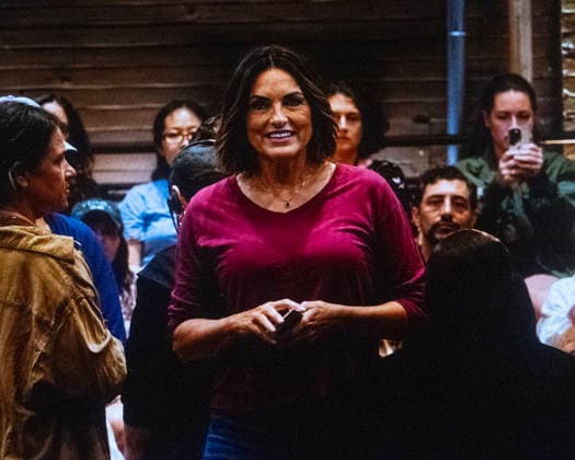 May 27, 2026, New York City, New York, USA: Mariska Hargitay walks into the audience greeting people before her matinee performance of her one woman play Ã¢â‚¬oeEvery Brilliant ThingÃ¢â‚¬Â at the Hudson Theater in NYC on 27 May 2026. This is her first time on Broadway and it opened last night. Daniel Radcliffe previously starred in the hit play. New York City USA - ZUMAr334 20260527_znp_r334_004 Copyright: xDebraxL.xRothenbergx