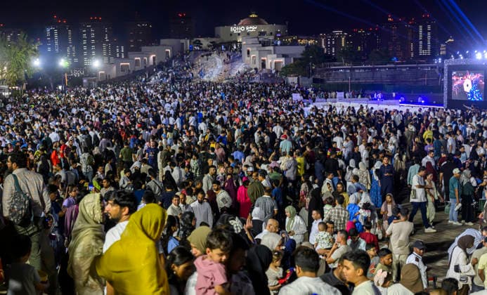 May 27, 2026, Doha, Qatar: People seen at Katara Cultural Village ahead of fireworks during Eid al-Adha celebrations marking the first day of the Muslim festival of Eid al-Adha. Muslims around the world celebrate Eid al-Adha, one of Islams most important holidays, which commemorates Prophet Abrahams willingness to sacrifice his son in obedience to God Doha Qatar - ZUMAs197 20260527_aaa_s197_095 Copyright: xNoushadxVariyattiyakkalx