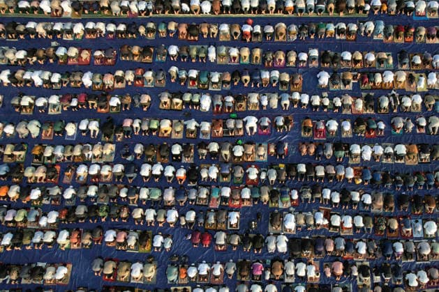 News Bilder des Tages #2 (260528) -- BEIJING, May 28, 2026 -- An aerial drone photo taken on May 27, 2026 shows people performing Eid al-Adha prayers in Jakarta, Indonesia. ) XINHUA PHOTOS OF THE DAY VerixSanovri 