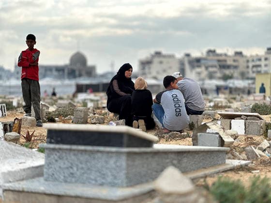 Eid Al Adha Cemetery Memorial Khan Yunis People gather around a grave to offer prayers during Eid al-Adha at a cemetery in Khan Yunis, Gaza Strip, on May 27, 2026. Eid al-Adha, or the Feast of Sacrifice, is one of the most important holidays in the Islamic calendar, commemorating the willingness of Prophet Ibrahim to sacrifice his son. The event is traditionally marked worldwide by communal prayers, family gatherings, acts of charity, and the slaughtering of livestock. In Gaza, the ongoing conflict has significantly impacted traditional observances, leading to residents substituting fresh livestock with frozen meat and visiting the graves of those killed during the war. Khan Yunis Gaza Strip Palestinian Territories Copyright: xDoaaxAlbazx