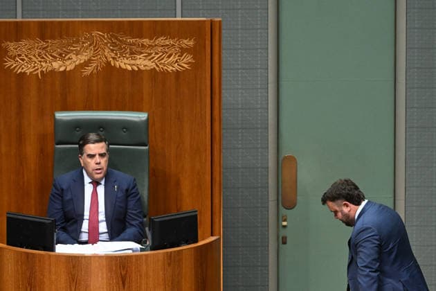 QUESTION TIME, Liberal member for Herbert Philipp Thompson bows towards Speaker of the House Milton Dick after being ejected under 94a during Question Time in the House of Representatives at Parliament House in Canberra, Thursday, May 28, 2026. ( NO ARCHIVING CANBERRA AUSTRALIAN CAPITAL TERRITORY AUSTRALIA  Copyright: xLUKASxCOCHx 20260528120681186257