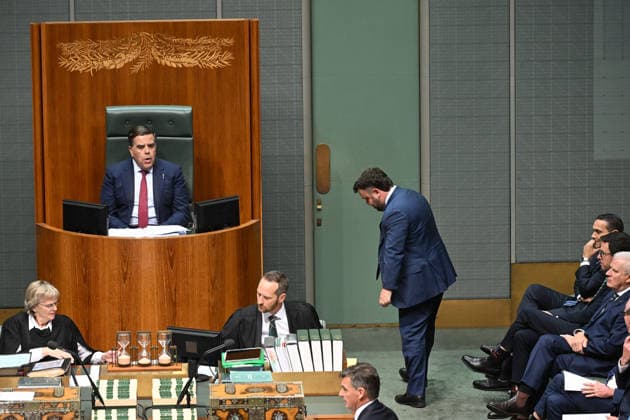 QUESTION TIME, Liberal member for Herbert Philipp Thompson bows towards Speaker of the House Milton Dick after being ejected under 94a during Question Time in the House of Representatives at Parliament House in Canberra, Thursday, May 28, 2026. ( NO ARCHIVING CANBERRA AUSTRALIAN CAPITAL TERRITORY AUSTRALIA  Copyright: xLUKASxCOCHx 20260528169569112705
