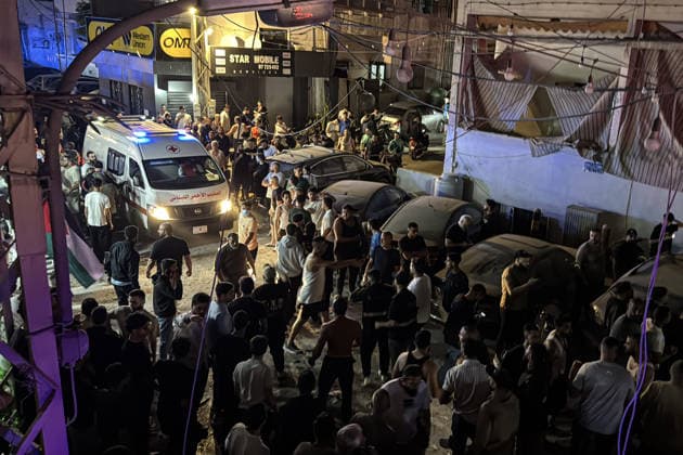 2 people killed and several trapped under the rubble after an Israeli airstrike in Lebanon SIDON, LEBANON - MAY 28: Search and rescue, firefighting and medical teams deployed at the area after an Israeli airstrike targeted a house in the southern city of Sidon, Lebanon, on May 28, 2026. According to reports, two people were killed in the attack while several others remain trapped under the rubble. Ahmad Kaddoura Anadolu Sidon Lebanon. Editorial use only. Please get in touch for any other usage.  Copyright: x2026xAnadoluxAhmadxKaddourax
