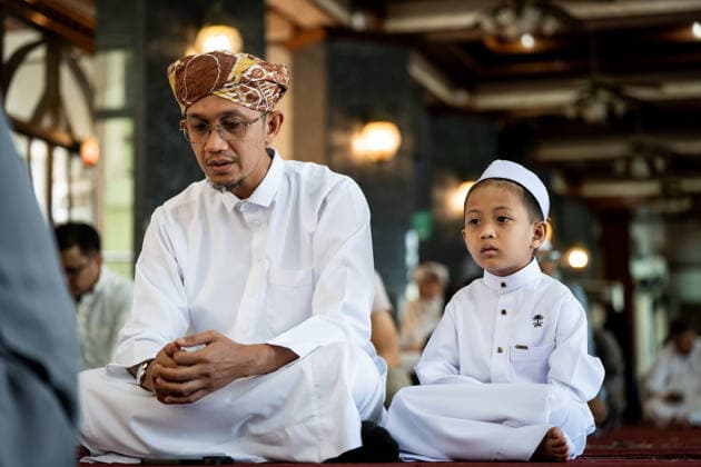 Eid al-Adha in Thailand BANGKOK, THAILAND - MAY 28: A boy and his father participates in the prayer ritual. Thai Muslims pray during Eid al-Adha at Masjid Buddarul Mumineen mosque in Bangkok, Thailand on May 28, 2026. Matt Hunt Anadolu Bangkok Thailand. Editorial use only. Please get in touch for any other usage.  Copyright: x2026xAnadoluxMattxHuntx