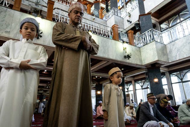 Eid al-Adha in Thailand BANGKOK, THAILAND - MAY 28: A family prays together. Thai Muslims pray during Eid al-Adha at Masjid Buddarul Mumineen mosque in Bangkok, Thailand on May 28, 2026. Matt Hunt Anadolu Bangkok Thailand. Editorial use only. Please get in touch for any other usage.  Copyright: x2026xAnadoluxMattxHuntx