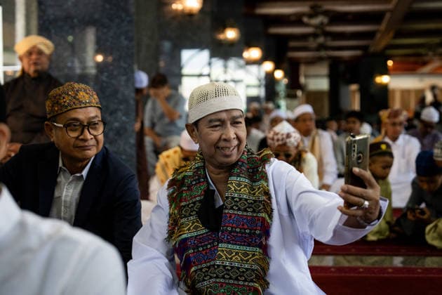 Eid al-Adha in Thailand BANGKOK, THAILAND - MAY 28: Members of the community take a selfie with a mobile phone between prayers. Thai Muslims pray during Eid al-Adha at Masjid Buddarul Mumineen mosque in Bangkok, Thailand on May 28, 2026. Matt Hunt Anadolu Bangkok Thailand. Editorial use only. Please get in touch for any other usage.  Copyright: x2026xAnadoluxMattxHuntx