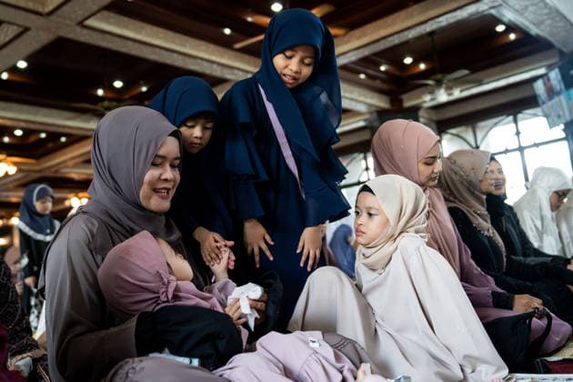Eid al-Adha in Thailand BANGKOK, THAILAND - MAY 28: Girls chat and play between prayers. Thai Muslims pray during Eid al-Adha at Masjid Buddarul Mumineen mosque in Bangkok, Thailand on May 28, 2026. Matt Hunt Anadolu Bangkok Thailand. Editorial use only. Please get in touch for any other usage.  Copyright: x2026xAnadoluxMattxHuntx