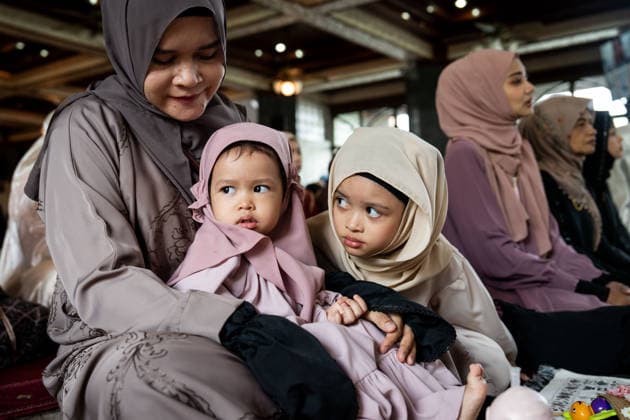Eid al-Adha in Thailand BANGKOK, THAILAND - MAY 28: Sisters sit with their mother during prayers. Thai Muslims pray during Eid al-Adha at Masjid Buddarul Mumineen mosque in Bangkok, Thailand on May 28, 2026. Matt Hunt Anadolu Bangkok Thailand. Editorial use only. Please get in touch for any other usage.  Copyright: x2026xAnadoluxMattxHuntx