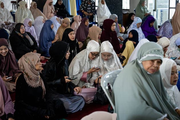 Eid al-Adha in Thailand BANGKOK, THAILAND - MAY 28: Thai Muslims pray during Eid al-Adha at Masjid Buddarul Mumineen mosque in Bangkok, Thailand on May 28, 2026. Matt Hunt Anadolu Bangkok Thailand. Editorial use only. Please get in touch for any other usage.  Copyright: x2026xAnadoluxMattxHuntx