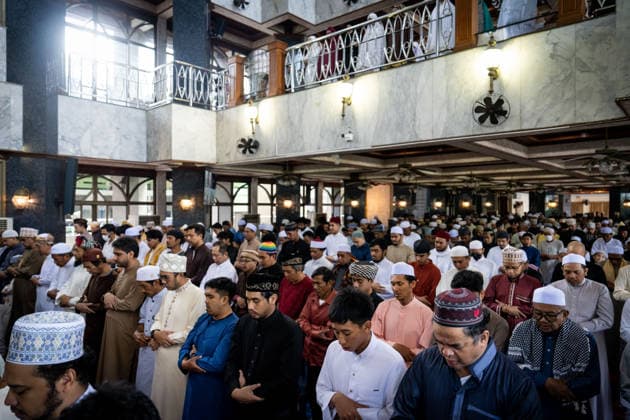 Eid al-Adha in Thailand BANGKOK, THAILAND - MAY 28: Thai Muslims pray during Eid al-Adha at Masjid Buddarul Mumineen mosque in Bangkok, Thailand on May 28, 2026. Matt Hunt Anadolu Bangkok Thailand. Editorial use only. Please get in touch for any other usage.  Copyright: x2026xAnadoluxMattxHuntx