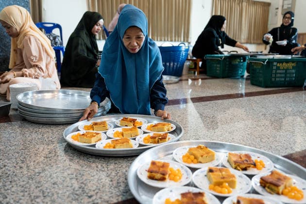 Eid al-Adha in Thailand BANGKOK, THAILAND - MAY 28: A community member prepares food after prayers. Thai Muslims pray during Eid al-Adha at Masjid Buddarul Mumineen mosque in Bangkok, Thailand on May 28, 2026. Matt Hunt Anadolu Bangkok Thailand. Editorial use only. Please get in touch for any other usage.  Copyright: x2026xAnadoluxMattxHuntx
