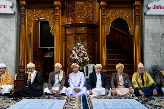 Eid al-Adha in Thailand BANGKOK, THAILAND - MAY 28: Leaders of the mosque lead the community in prayers. Thai Muslims pray during Eid al-Adha at Masjid Buddarul Mumineen mosque in Bangkok, Thailand on May 28, 2026. Matt Hunt Anadolu Bangkok Thailand. Editorial use only. Please get in touch for any other usage.  Copyright: x2026xAnadoluxMattxHuntx