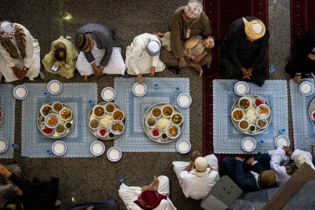 Eid al-Adha in Thailand BANGKOK, THAILAND - MAY 28: Thai Muslims share food after praying during Eid al-Adha at Masjid Buddarul Mumineen mosque in Bangkok, Thailand on May 28, 2026. Matt Hunt Anadolu Bangkok Thailand. Editorial use only. Please get in touch for any other usage.  Copyright: x2026xAnadoluxMattxHuntx