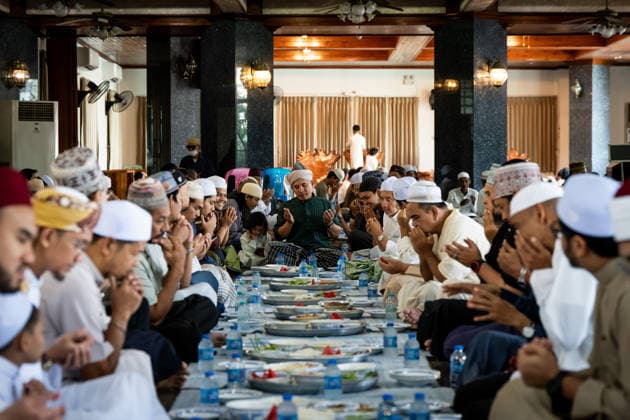 Eid al-Adha in Thailand BANGKOK, THAILAND - MAY 28: Thai Muslims share food after praying during Eid al-Adha at Masjid Buddarul Mumineen mosque in Bangkok, Thailand on May 28, 2026. Matt Hunt Anadolu Bangkok Thailand. Editorial use only. Please get in touch for any other usage.  Copyright: x2026xAnadoluxMattxHuntx