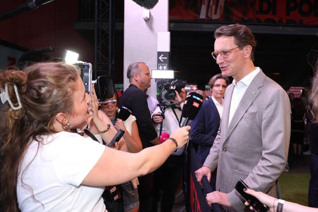 Hendrik Wuest bei der Poldi Doku Netflix Serien Premiere am 27.05.2026 in Koeln Hendrik Wuest attends the premiere of the Poldi documentary series on Netflix on May 27, 2026 at Rheinenergiestadion in Cologne, Germany Poldi Netflix Serien Premiere in Koeln *** Hendrik Wuest at the Poldi Doku Netflix series premiere on May 27, 2026 in Cologne Hendrik Wuest attends the premiere of the Poldi documentary series on Netflix on May 27, 2026 at Rheinenergiestadion in Cologne, Germany Poldi Netflix series premiere in Cologne 