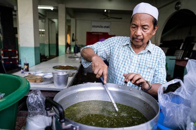 Eid al-Adha in Thailand BANGKOK, THAILAND - MAY 28: A member of the community cooks before people arrive to pray. Thai Muslims pray during Eid al-Adha at Masjid Buddarul Mumineen mosque in Bangkok, Thailand on May 28, 2026. Matt Hunt Anadolu Bangkok Thailand. Editorial use only. Please get in touch for any other usage.  Copyright: x2026xAnadoluxMattxHuntx