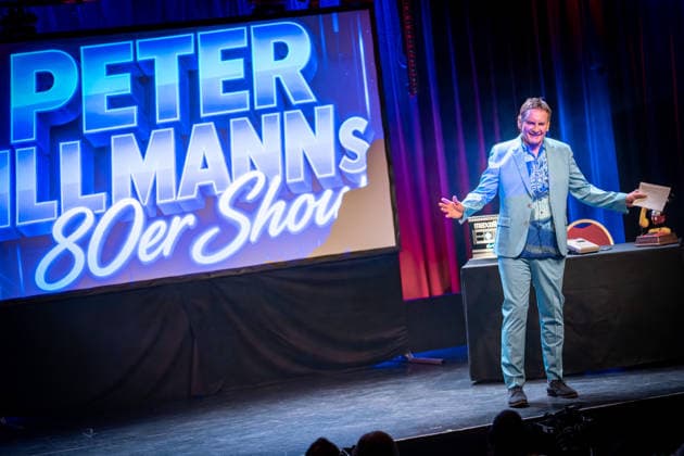 Moderator Peter Illmann im Hamburger Theater Schmidtchen auf der Bühne während der Premiere seiner 80er-Jahre-Show;Peter Illmanns 80er Show Eine Zeitreise in das Kultjahrzehnt, Hamburg Hamburg Deutschland Schmidtchen *** Presenter Peter Illmann on stage at Hamburgs Schmidtchen Theater during the premiere of his 80s show Peter Illmanns 80s Show A journey back in time to the cult decade, Hamburg Hamburg Germany Schmidtchen