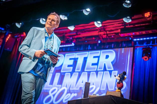 Moderator Peter Illmann im Hamburger Theater Schmidtchen auf der Bühne während der Premiere seiner 80er-Jahre-Show;Peter Illmanns 80er Show Eine Zeitreise in das Kultjahrzehnt, Hamburg Hamburg Deutschland Schmidtchen *** Presenter Peter Illmann on stage at Hamburgs Schmidtchen Theater during the premiere of his 80s show Peter Illmanns 80s Show A journey back in time to the cult decade, Hamburg Hamburg Germany Schmidtchen