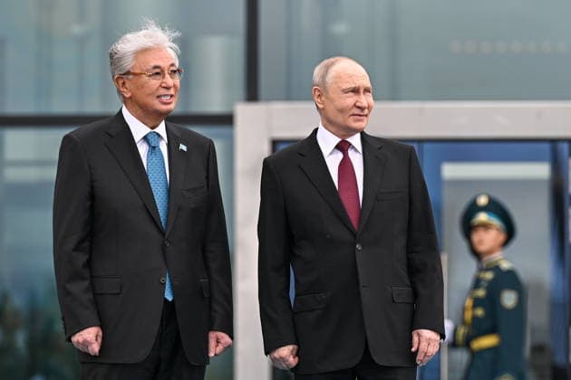 KAZAKHSTAN, ASTANA - MAY 28, 2026: Russia s President Vladimir Putin (R) and Kazakhstan s President Kassym-Jomart Tokayev are seen during a welcome ceremony outside the Independence Palace. Sergei Bobylev TASS  93123604