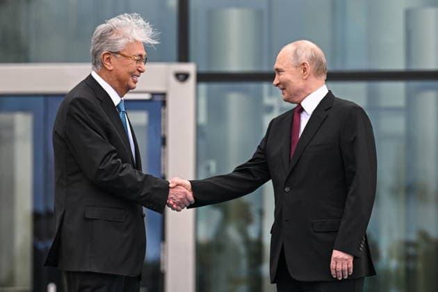 KAZAKHSTAN, ASTANA - MAY 28, 2026: Russia s President Vladimir Putin (Ê) and Kazakhstan s President Kassym-Jomart Tokayev shake hands during a welcome ceremony outside the Independence Palace. Sergei Bobylev TASS  93123606
