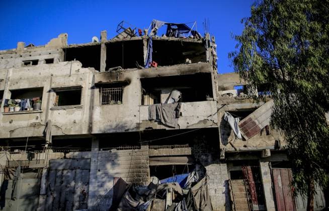 Israeli attacks continue on Gaza GAZA CITY, GAZA STRIP, PALESTINE - MAY 28: Palestinians inspect the damage after an Israeli strike targeted an apartment building in the Rimal neighborhood in the northern Gaza Strip, Palestine on May 28, 2026. The targeted building and nearby tents suffered heavy destruction in the attack. Saeed M. M. T. Jaras Anadolu Gaza City Gaza. Editorial use only. Please get in touch for any other usage.  Copyright: x2026xAnadoluxSaeedxM.xM.xT.xJarasx