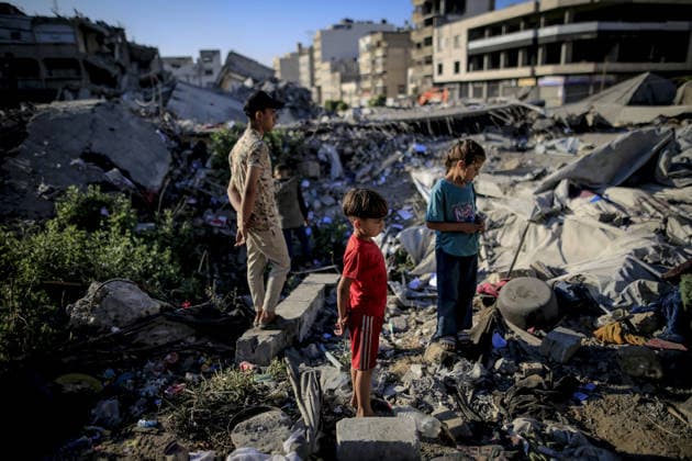 Israeli attacks continue on Gaza GAZA CITY, GAZA STRIP, PALESTINE - MAY 28: Palestinians inspect the damage after an Israeli strike targeted an apartment building in the Rimal neighborhood in the northern Gaza Strip, Palestine on May 28, 2026. The targeted building and nearby tents suffered heavy destruction in the attack. Saeed M. M. T. Jaras Anadolu Gaza City Gaza. Editorial use only. Please get in touch for any other usage.  Copyright: x2026xAnadoluxSaeedxM.xM.xT.xJarasx