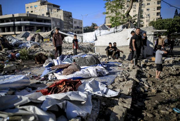 Israeli attacks continue on Gaza GAZA CITY, GAZA STRIP, PALESTINE - MAY 28: Palestinians inspect the damage after an Israeli strike targeted an apartment building in the Rimal neighborhood in the northern Gaza Strip, Palestine on May 28, 2026. The targeted building and nearby tents suffered heavy destruction in the attack. Saeed M. M. T. Jaras Anadolu Gaza City Gaza. Editorial use only. Please get in touch for any other usage.  Copyright: x2026xAnadoluxSaeedxM.xM.xT.xJarasx