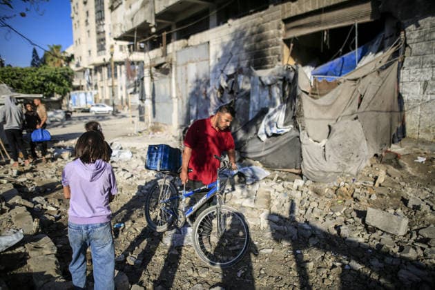 Israeli attacks continue on Gaza GAZA CITY, GAZA STRIP, PALESTINE - MAY 28: Palestinians inspect the damage after an Israeli strike targeted an apartment building in the Rimal neighborhood in the northern Gaza Strip, Palestine on May 28, 2026. The targeted building and nearby tents suffered heavy destruction in the attack. Saeed M. M. T. Jaras Anadolu Gaza City Gaza. Editorial use only. Please get in touch for any other usage.  Copyright: x2026xAnadoluxSaeedxM.xM.xT.xJarasx