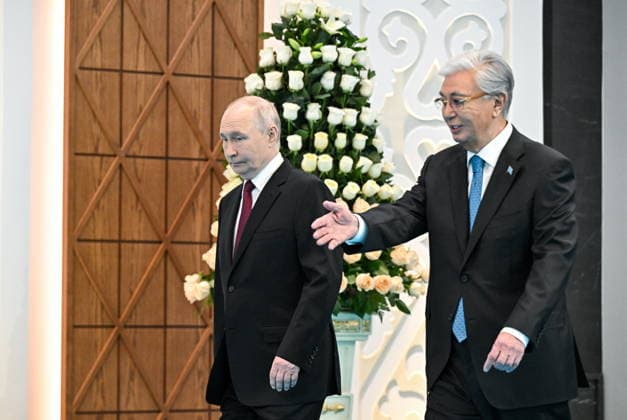 KAZAKHSTAN, ASTANA - MAY 28, 2026: Russia s President Vladimir Putin (L) and Kazakhstan s President Kassym-Jomart Tokayev are seen during a welcome ceremony at the Independence Palace. Sergei Bobylev TASS  93124939